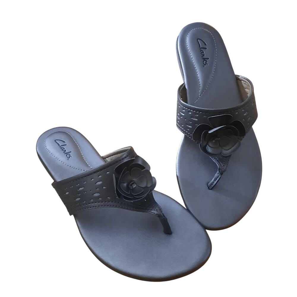 Clarks Qwin Hera Womens Pewter Thong Design Sandals & Flower Accent Size 8.5